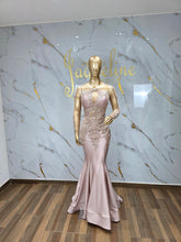 Load image into Gallery viewer, Farrah 2026
