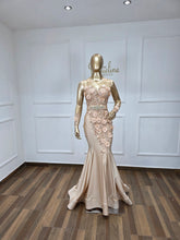 Cargar imagen en el visor de la galería, Aster ( Sin cola)
