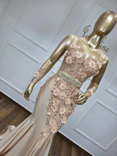 Cargar imagen en el visor de la galería, Aster ( Sin cola)
